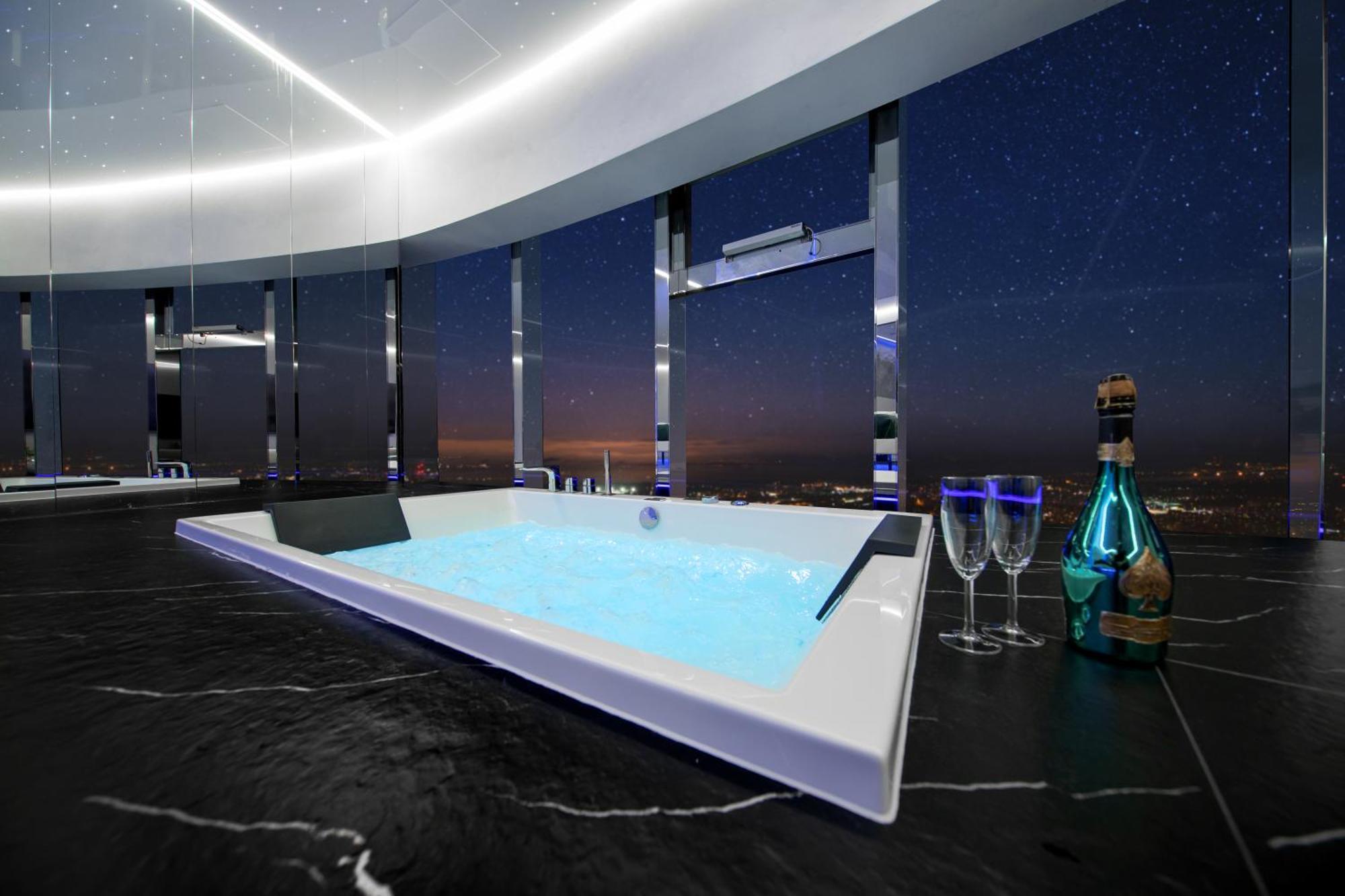 Apartamenty Sky Tower Z Jakuzzi Przy Oknie Wroclaw Dış mekan fotoğraf