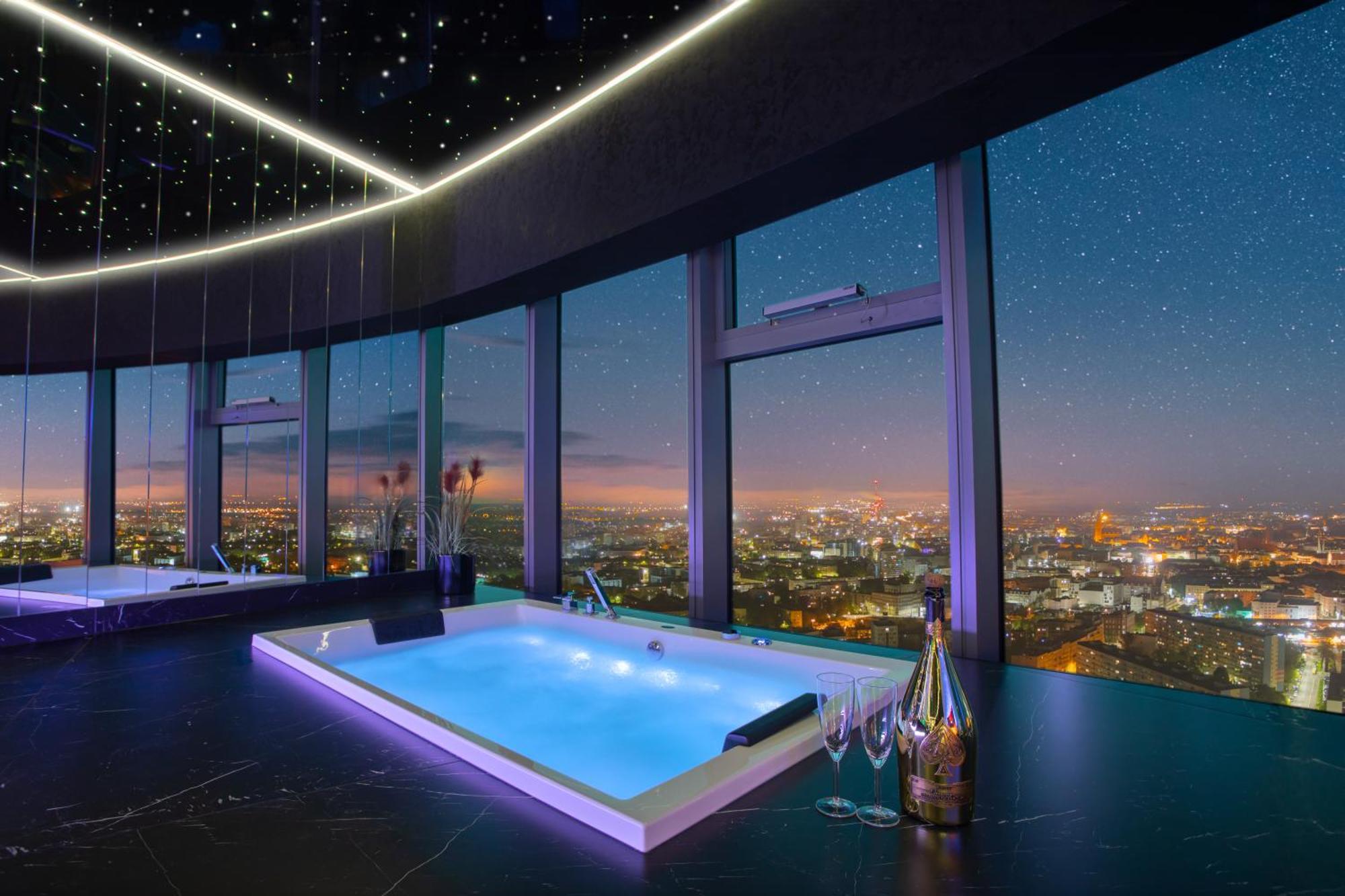 Apartamenty Sky Tower Z Jakuzzi Przy Oknie Wroclaw Oda fotoğraf